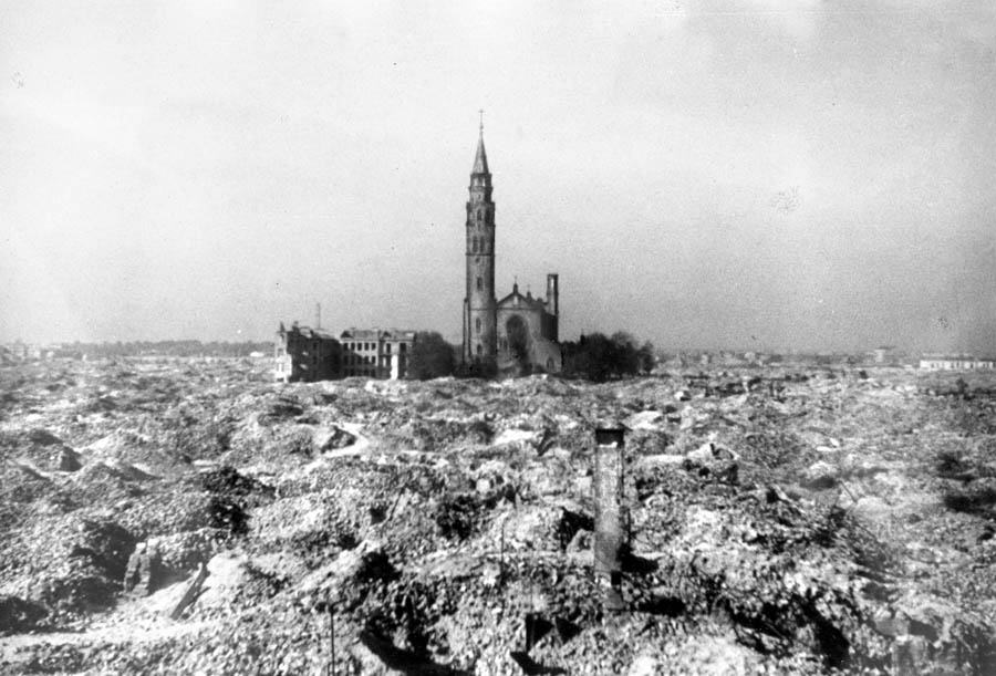 Widok ruin getta warszawskiego w 1945 r. nieopodal miejsca gdzie dziś znajduje się Muzeum Polin - w centralnym punkcie kościół Świętego Augustyna przy ulicy Nowolipki, rep. Zbyszko Siemaszko / FORUM